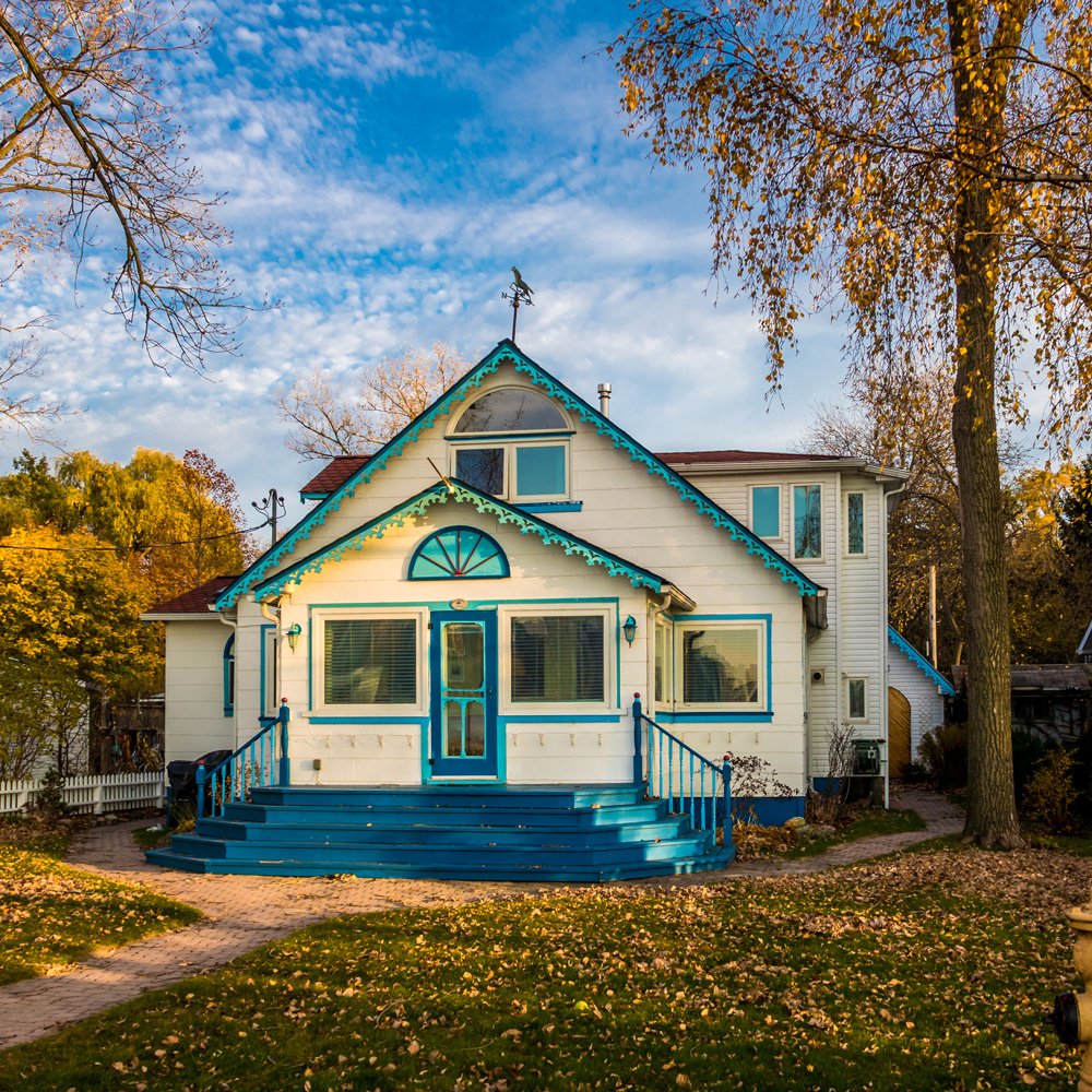 beautiful-blue-house-in-toronto-islands-toronto-2023-11-27-05-16-50-utc